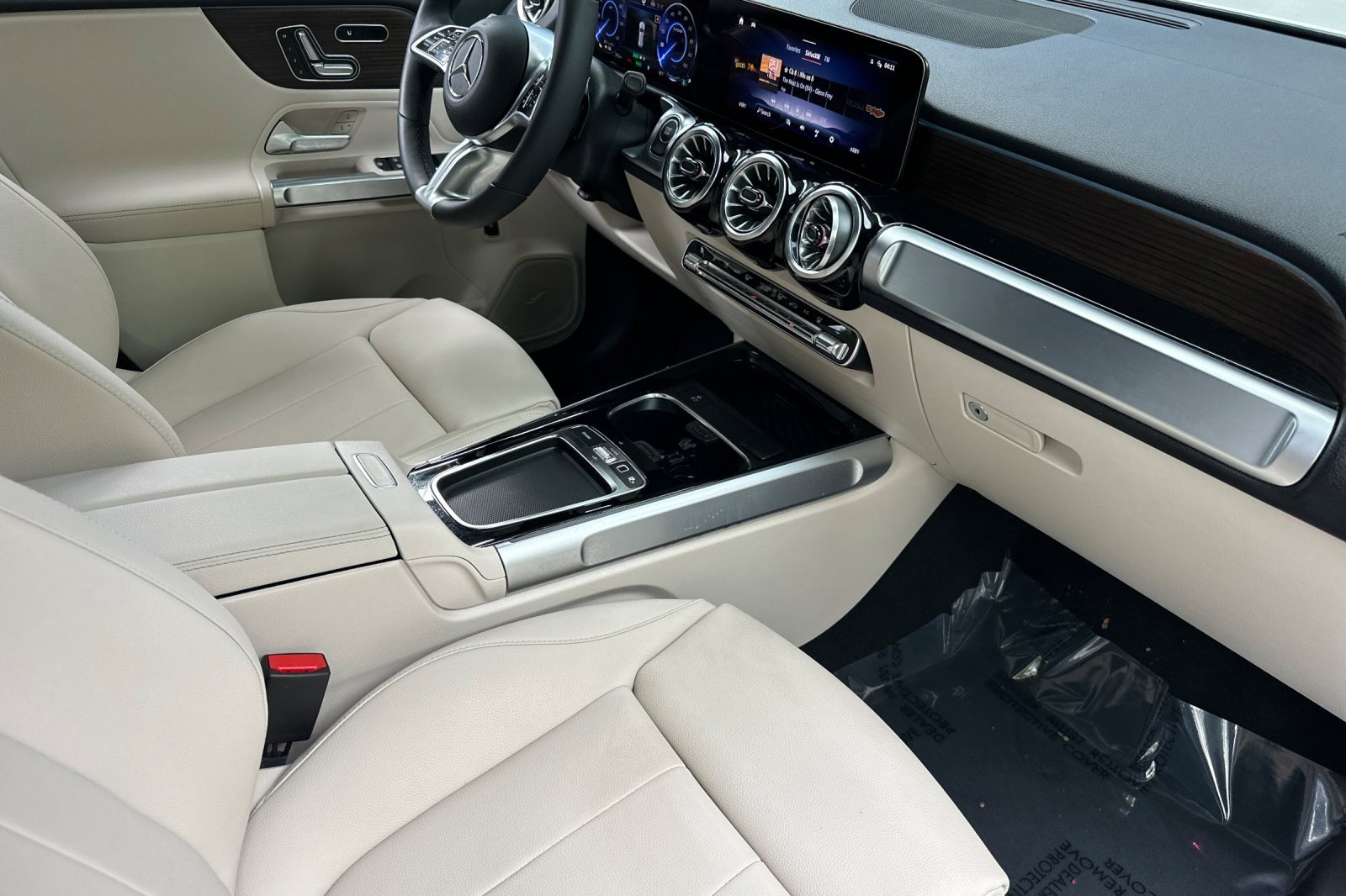 Used 2025 Mercedes-Benz EQB 300 4MATIC image 33
