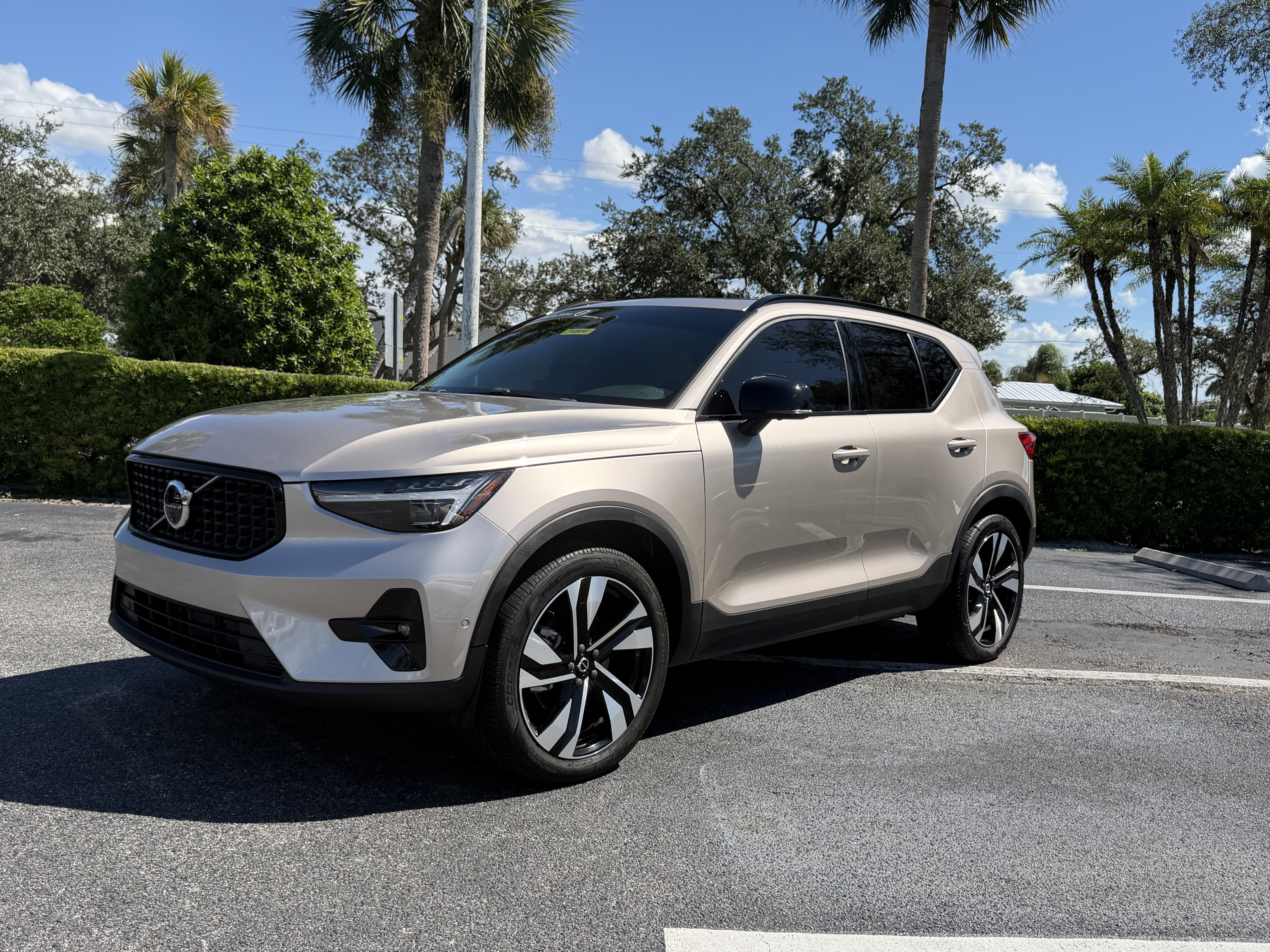 Certified 2024 Volvo XC40 B5 Plus w/ Protection Package Premier AWD/4WD image 3