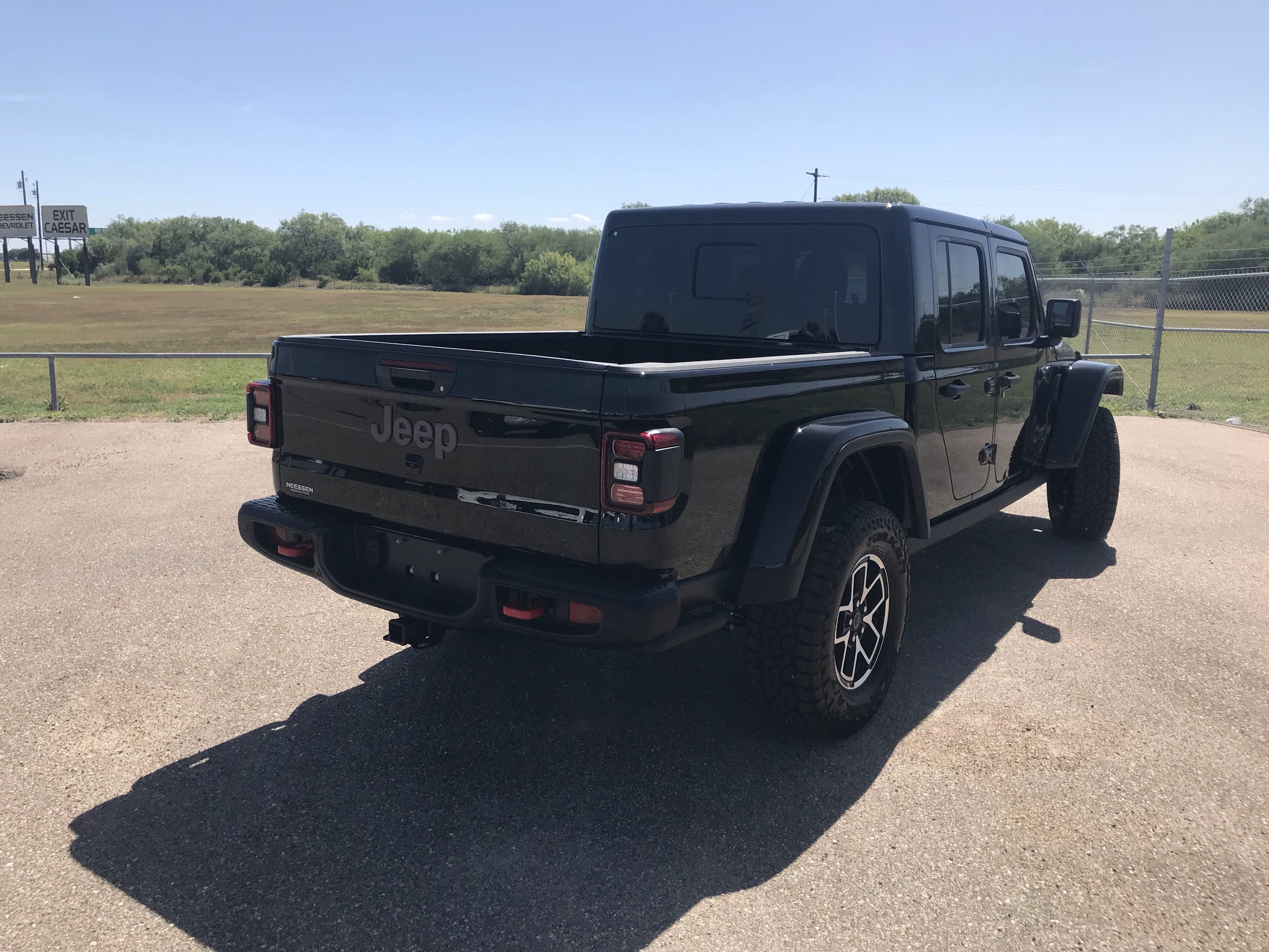 Used 2025 Jeep Gladiator Rubicon AWD/4WD image 8