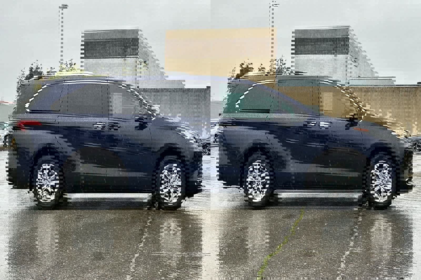 Used 2022 Toyota Sienna Limited image 6