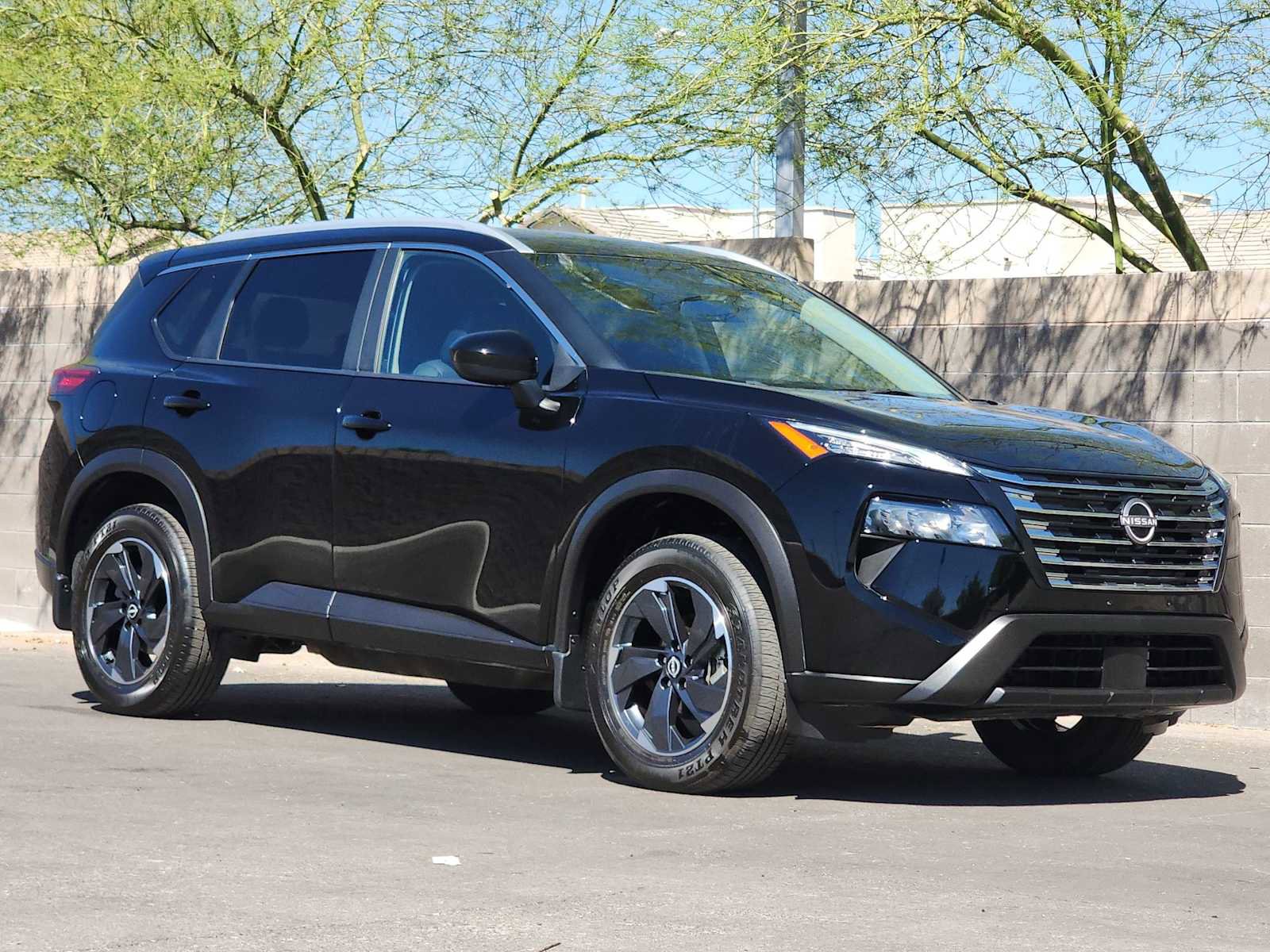 Used 2024 Nissan Rogue SV w/ SV Premium Package image 3