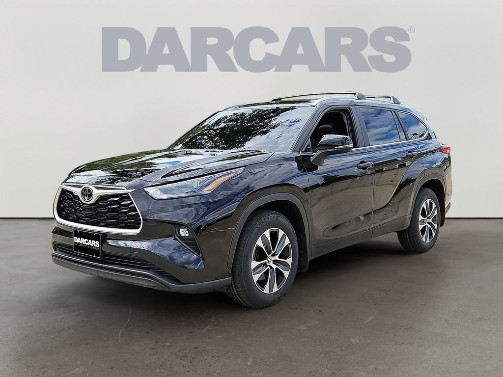 Used 2023 Toyota Highlander XLE image 3