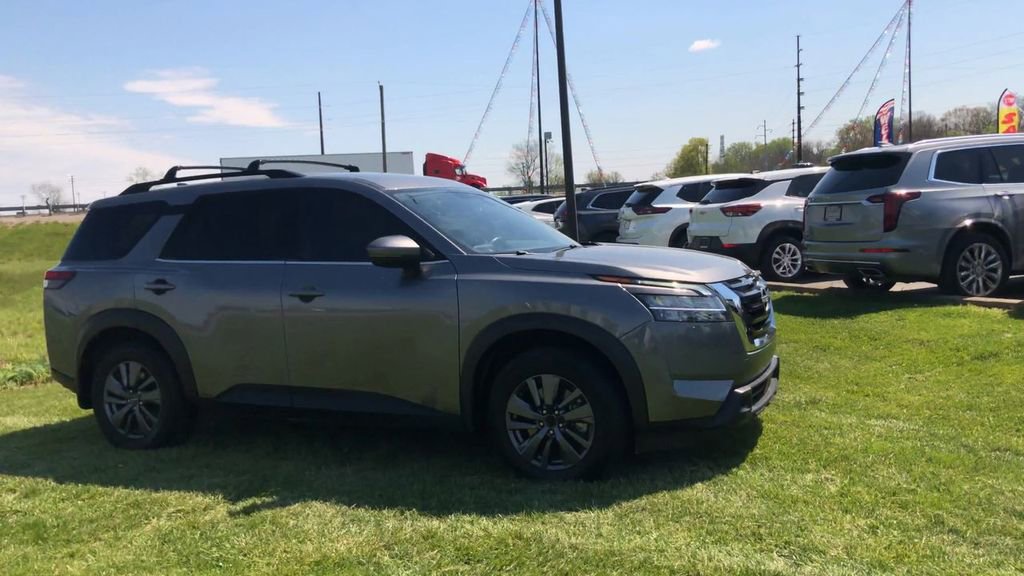 Used 2022 Nissan Pathfinder SV image 2