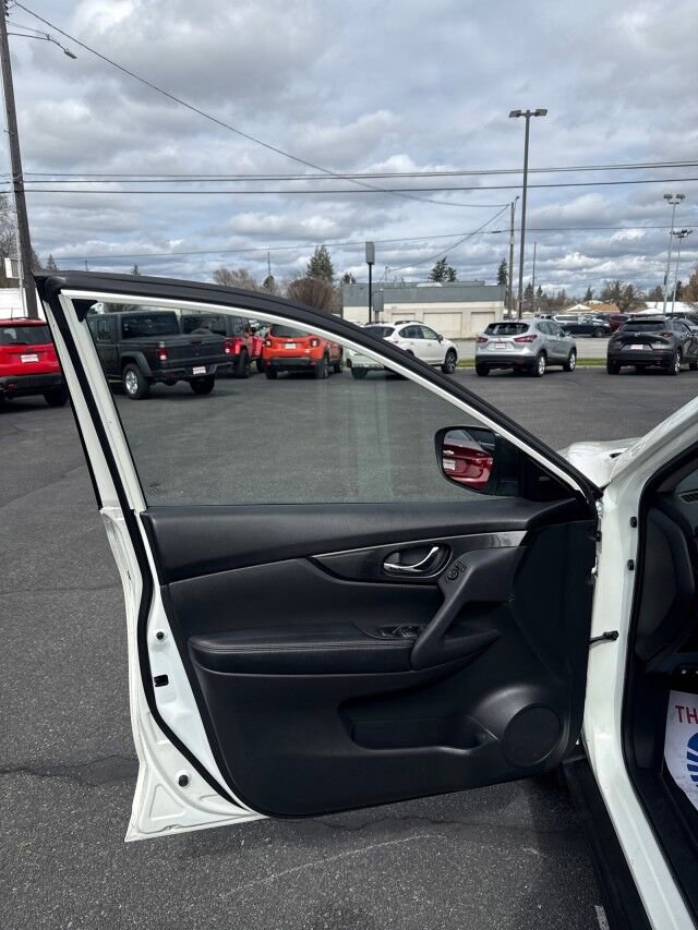 Used 2017 Nissan Rogue SV image 9