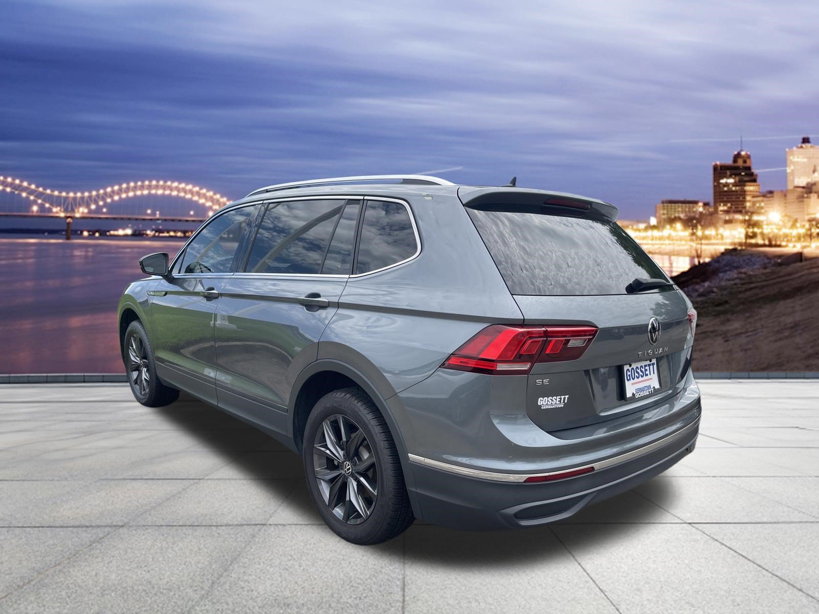 Used 2023 Volkswagen Tiguan SE w/ Panoramic Sunroof Package FWD image 3