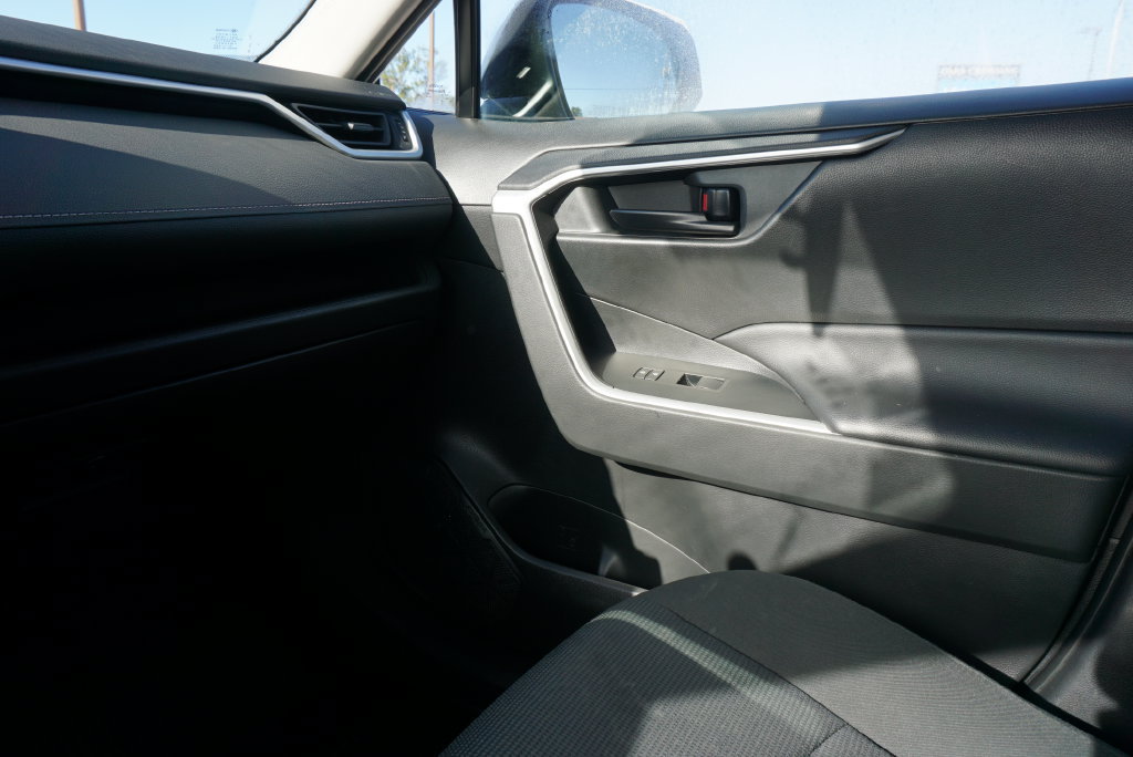 Used 2022 Toyota RAV4 LE AWD/4WD image 29