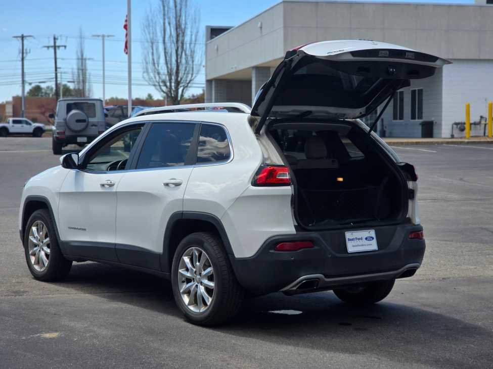 Used 2017 Jeep Cherokee Limited w/ Luxury Group AWD/4WD image 8