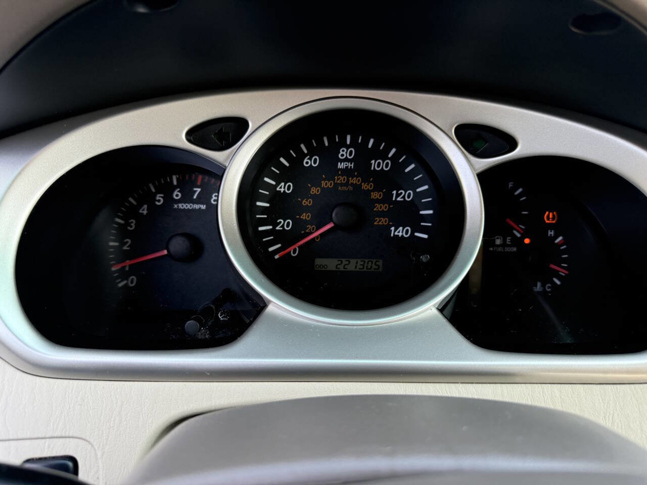 Used 2005 Toyota Highlander 2WD w/ 3rd Row image 21