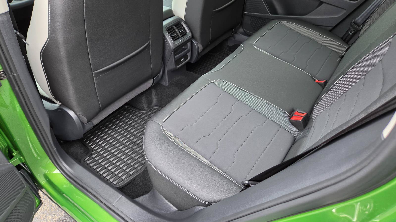 Certified 2025 Volkswagen Taos SE w/ Panoramic Sunroof Package FWD image 40
