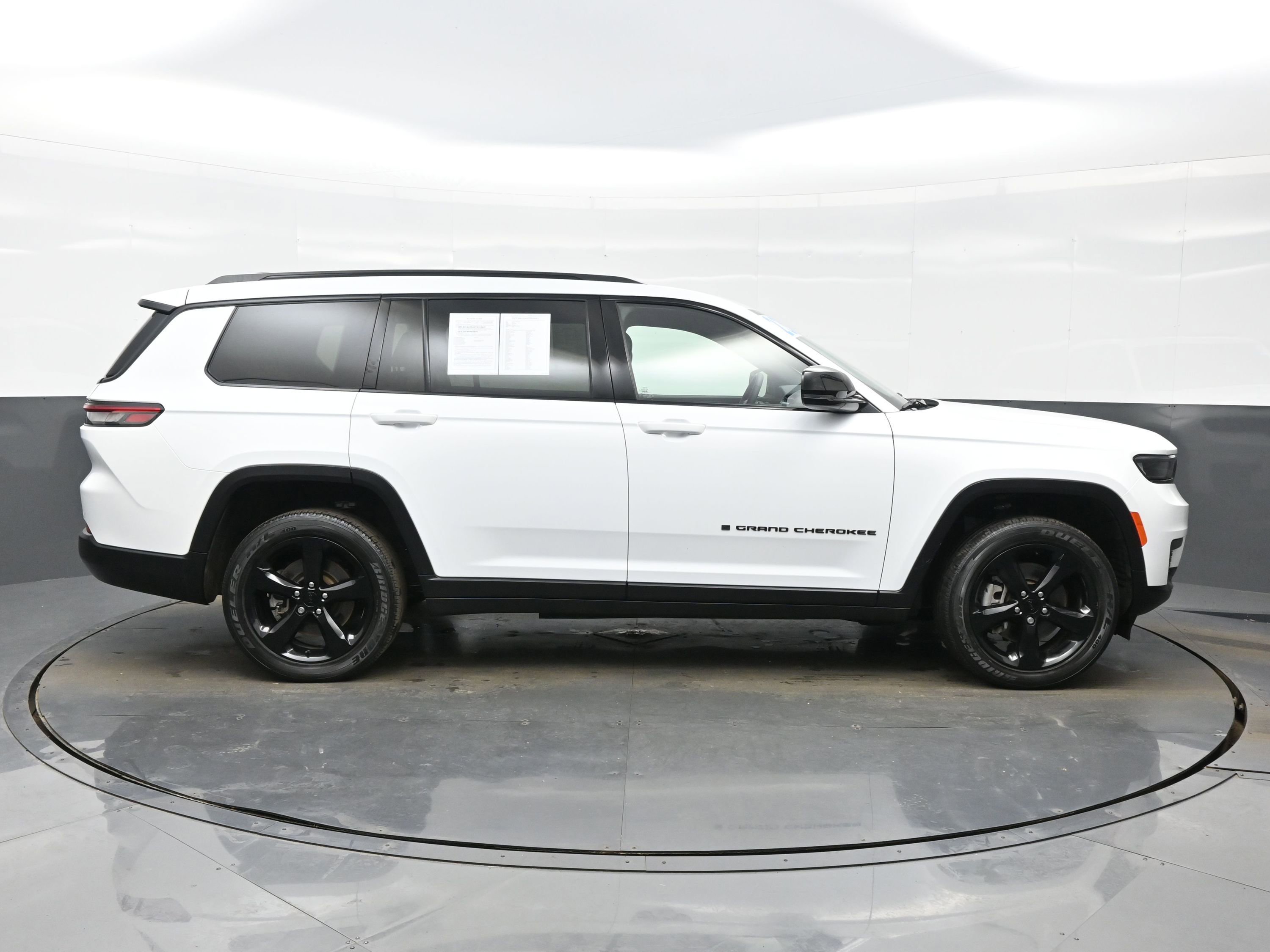 Used 2023 Jeep Grand Cherokee L Laredo image 7