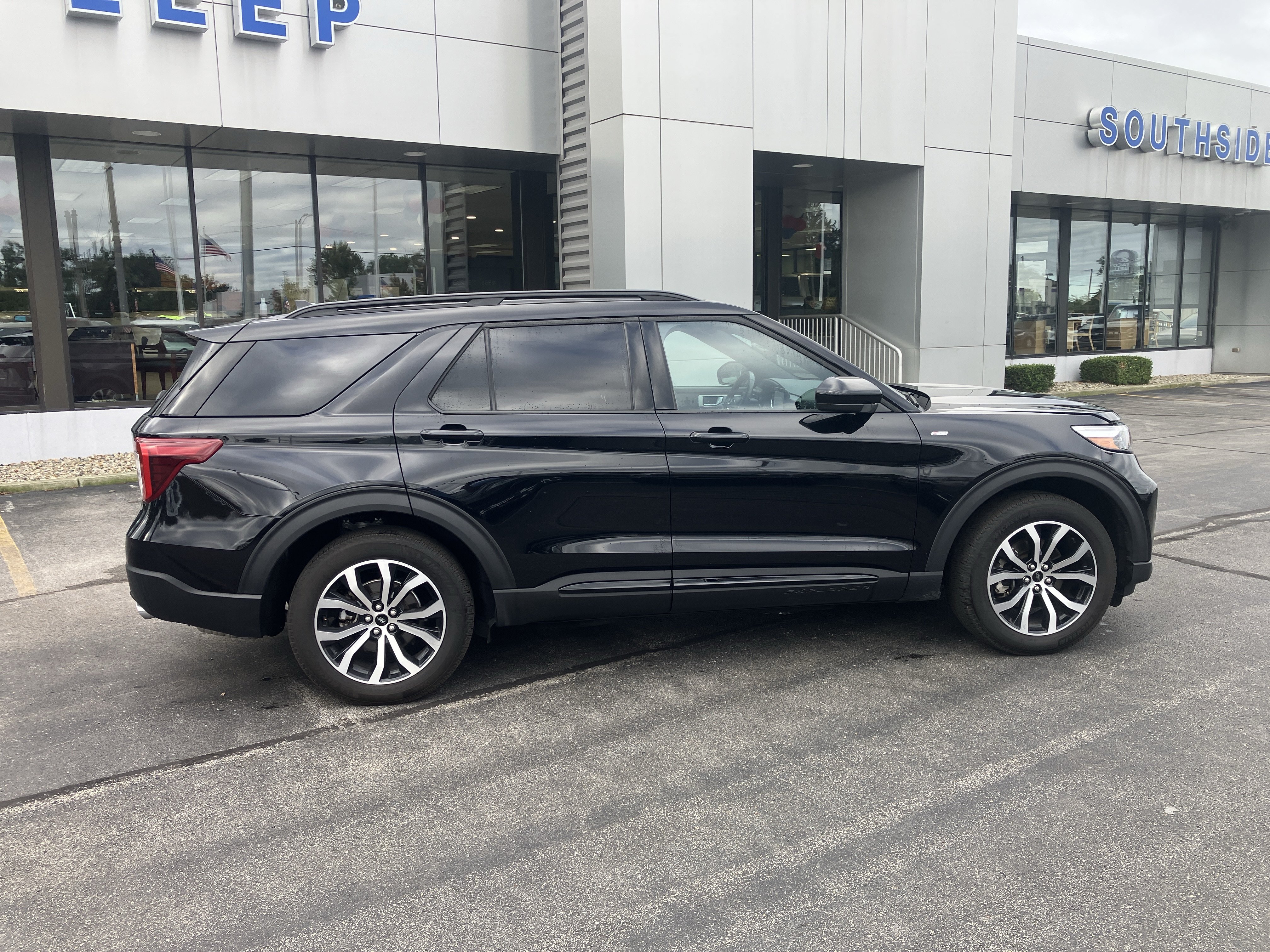 Used 2023 Ford Explorer ST-Line w/ Class IV Trailer Tow Package AWD/4WD image 8