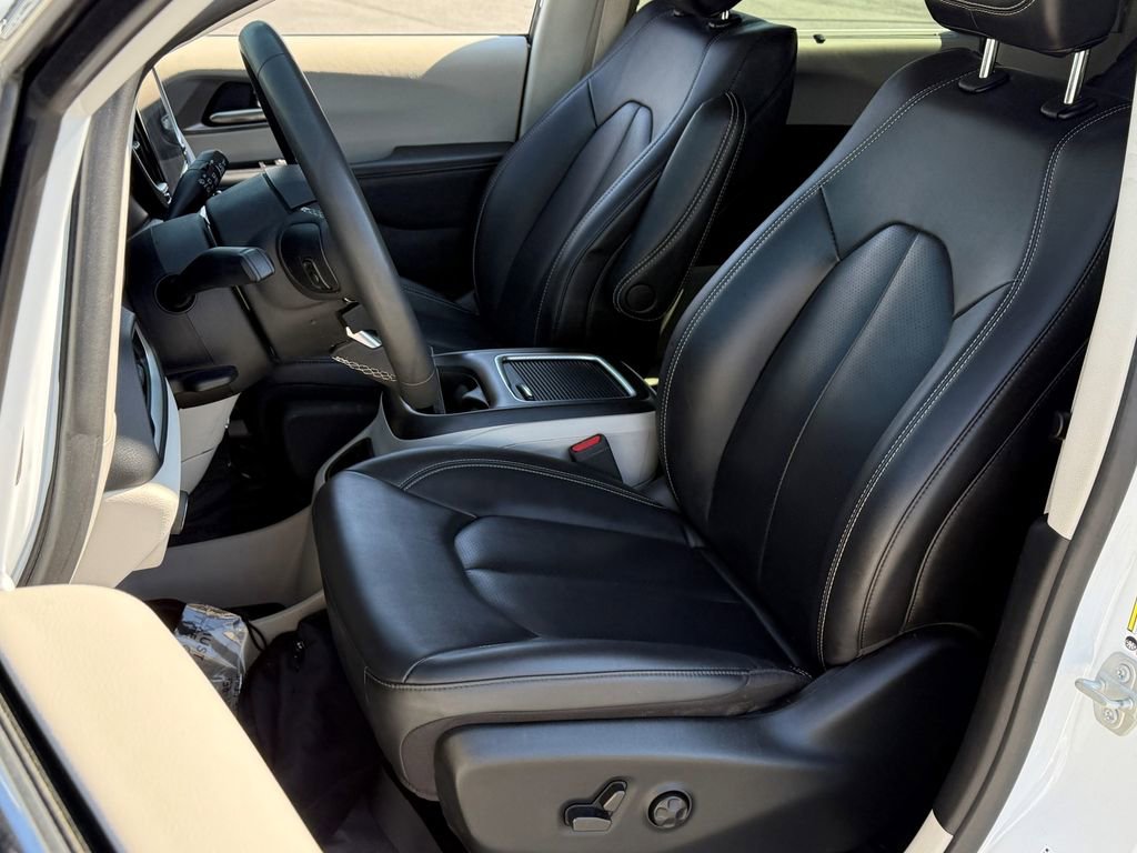 Used 2024 Chrysler Pacifica Touring-L image 21