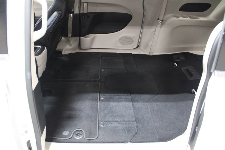 Used 2023 Chrysler Pacifica Touring-L image 47