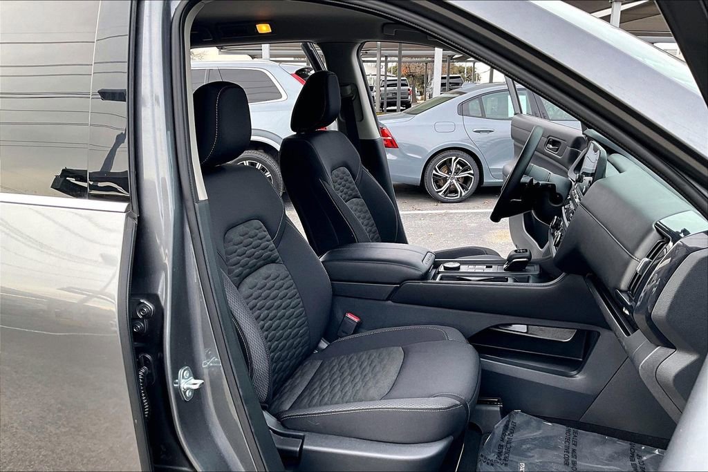 Used 2024 Nissan Pathfinder S image 10