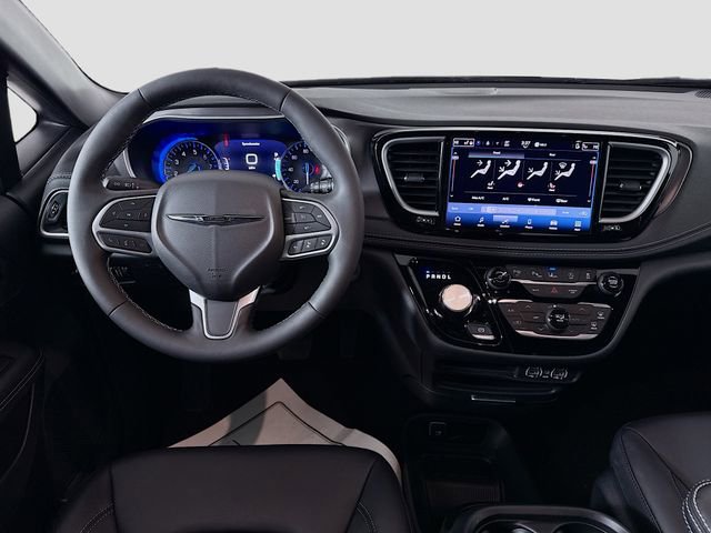 Used 2025 Chrysler Pacifica Select image 21
