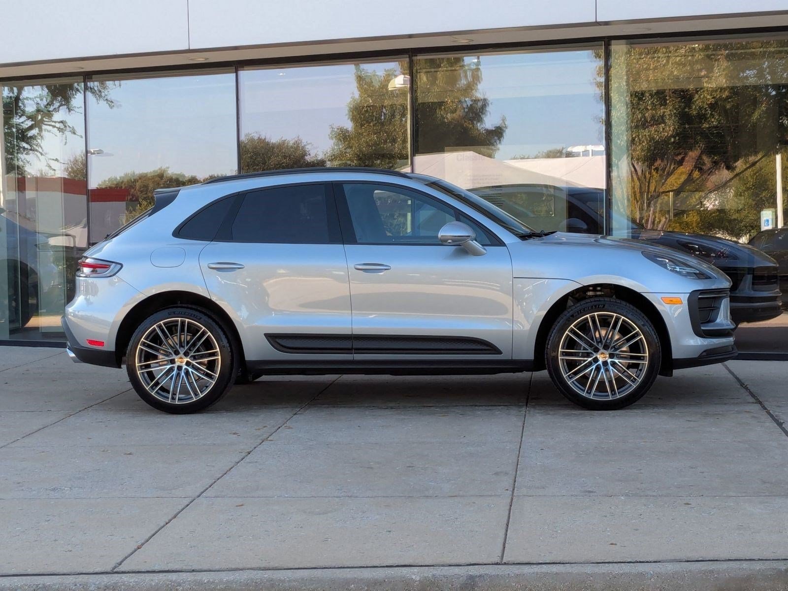 Certified 2026 Porsche Macan AWD/4WD image 8