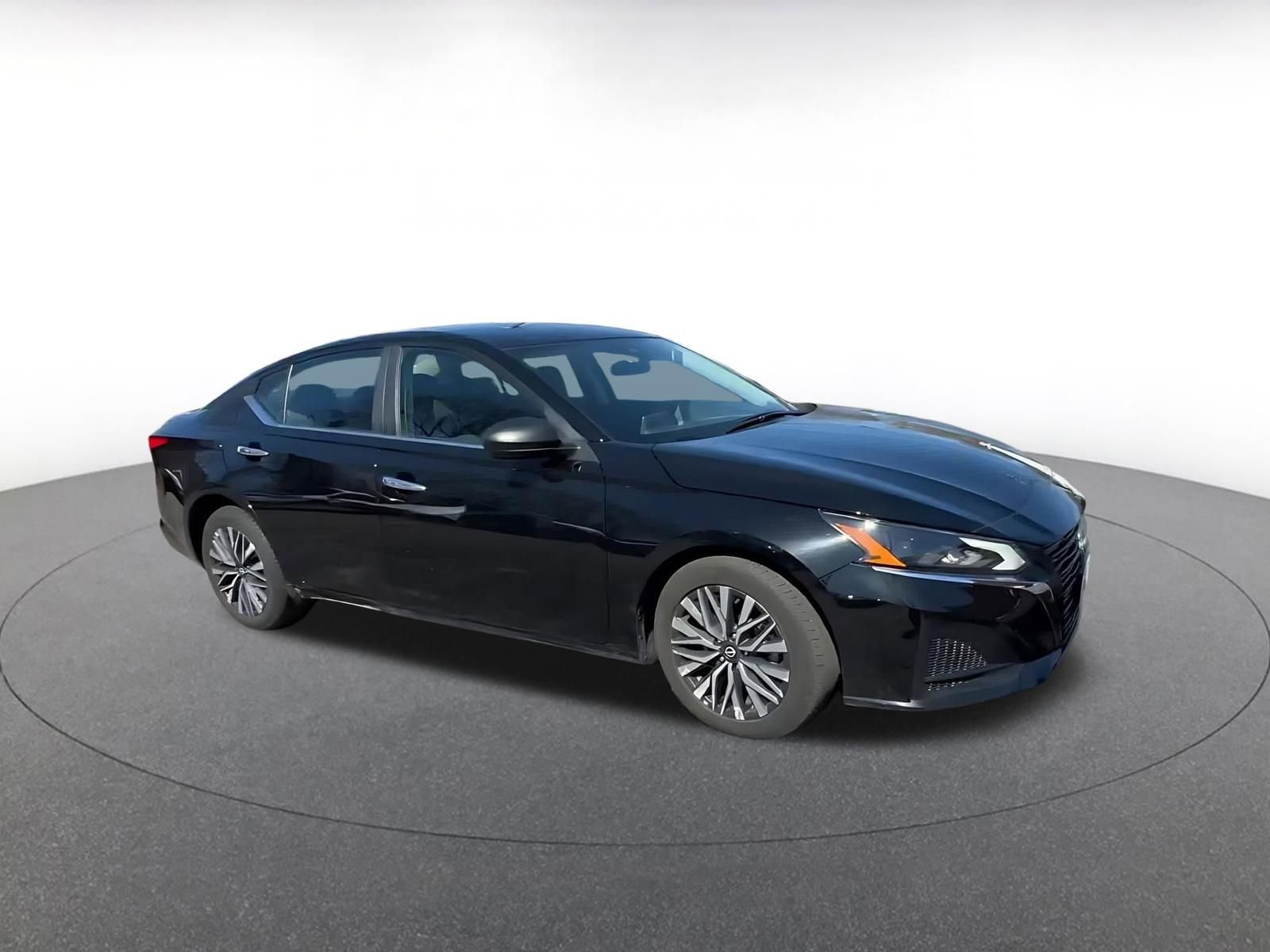 Used 2025 Nissan Altima 2.5 SV image 2