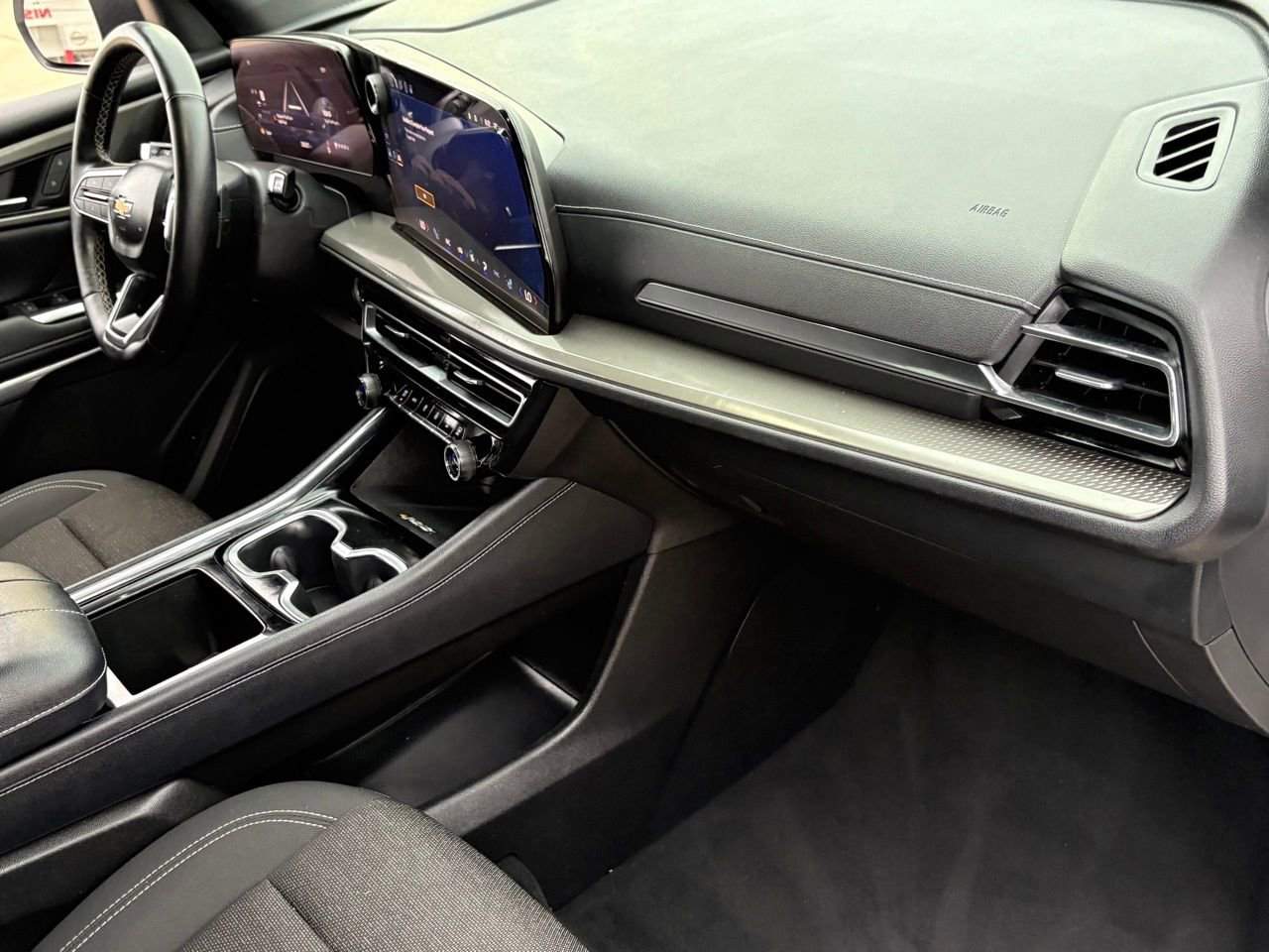 Used 2025 Chevrolet Traverse LT image 34
