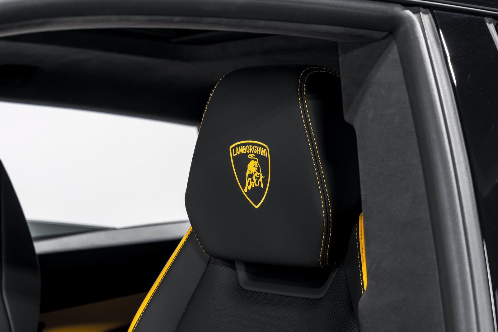 Used 2025 Lamborghini Urus SE AWD/4WD image 21