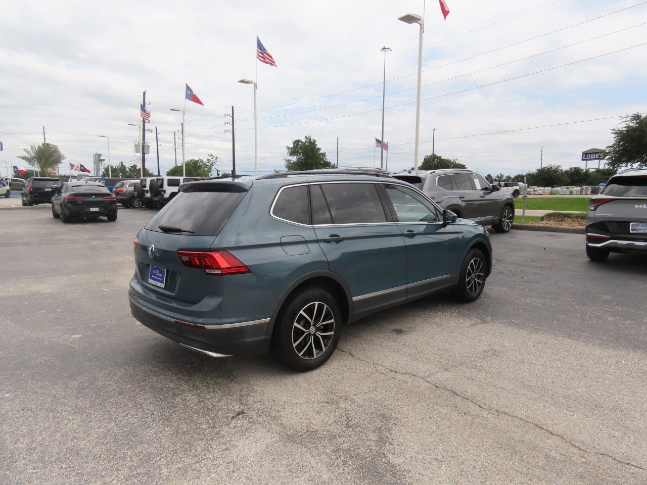 Used 2021 Volkswagen Tiguan SE w/ Panoramic Sunroof Package FWD image 9