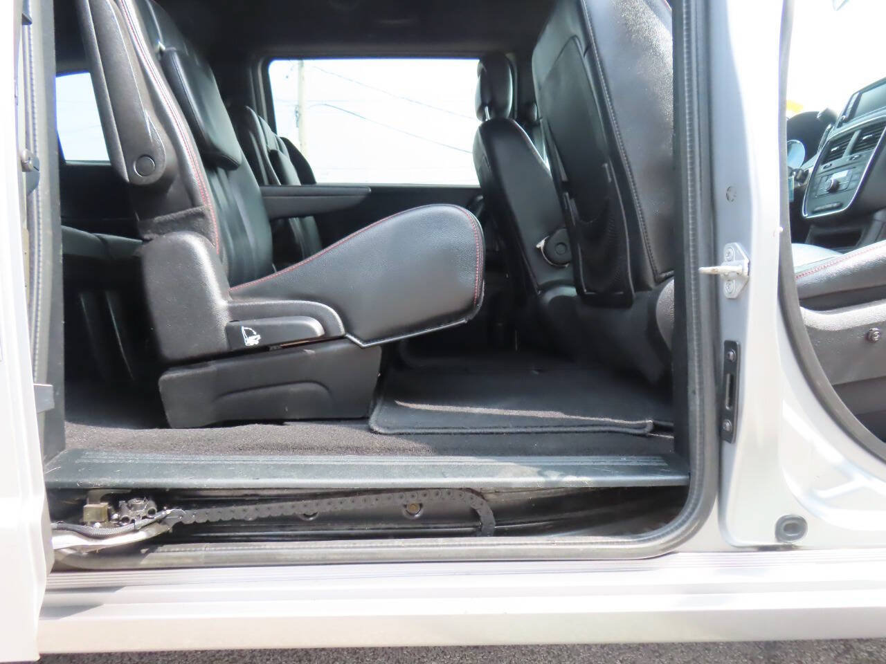 Used 2016 Dodge Grand Caravan R/T FWD image 16