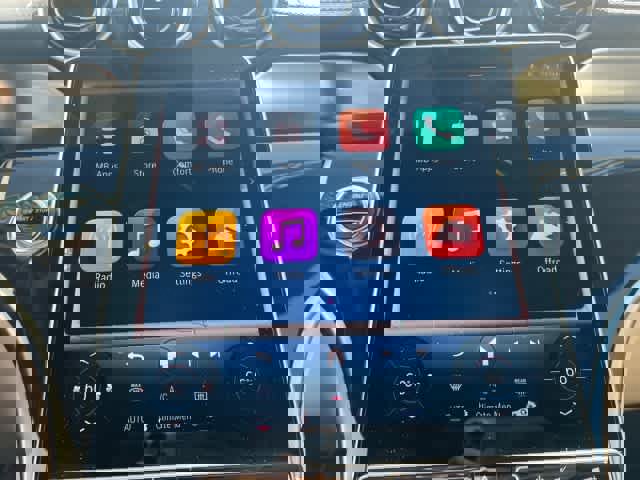 Used 2025 Mercedes-Benz GLC 350e 4MATIC image 32