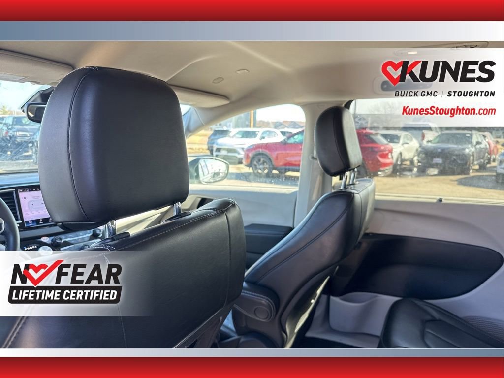 Used 2023 Chrysler Pacifica Touring-L image 37