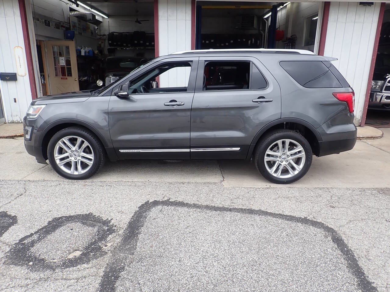 Used 2017 Ford Explorer XLT w/ Equipment Group 202A AWD/4WD image 16