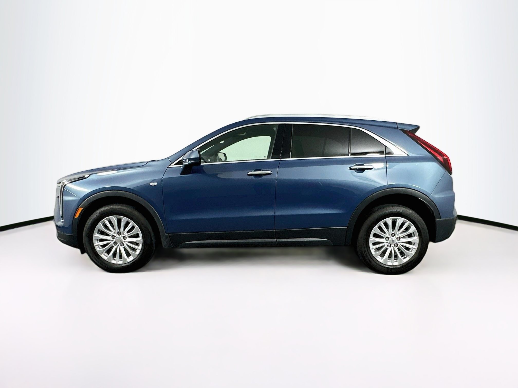Used 2024 Cadillac XT4 Luxury w/ Cold Weather Package FWD image 4