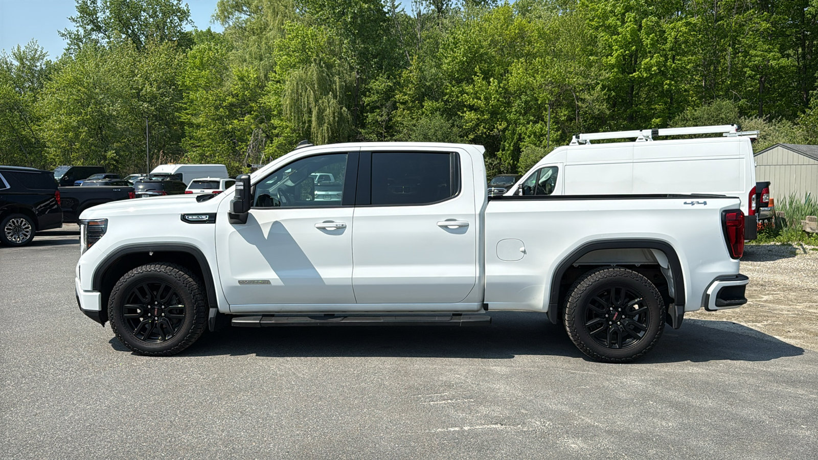 Used 2022 GMC Sierra 1500 Elevation w/ LPO, Elevation Black Package AWD/4WD image 4