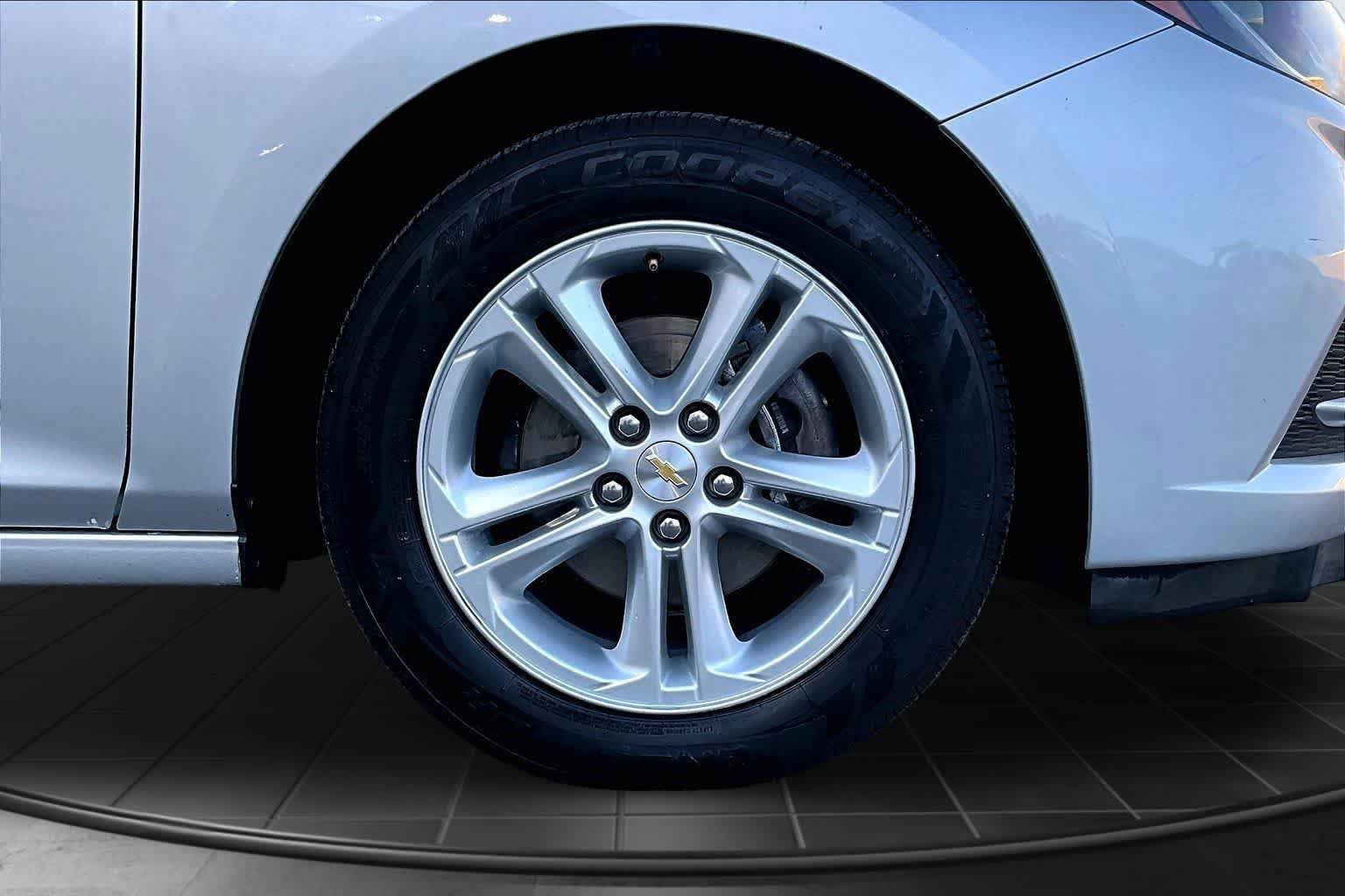 Used 2018 Chevrolet Cruze LT FWD image 34