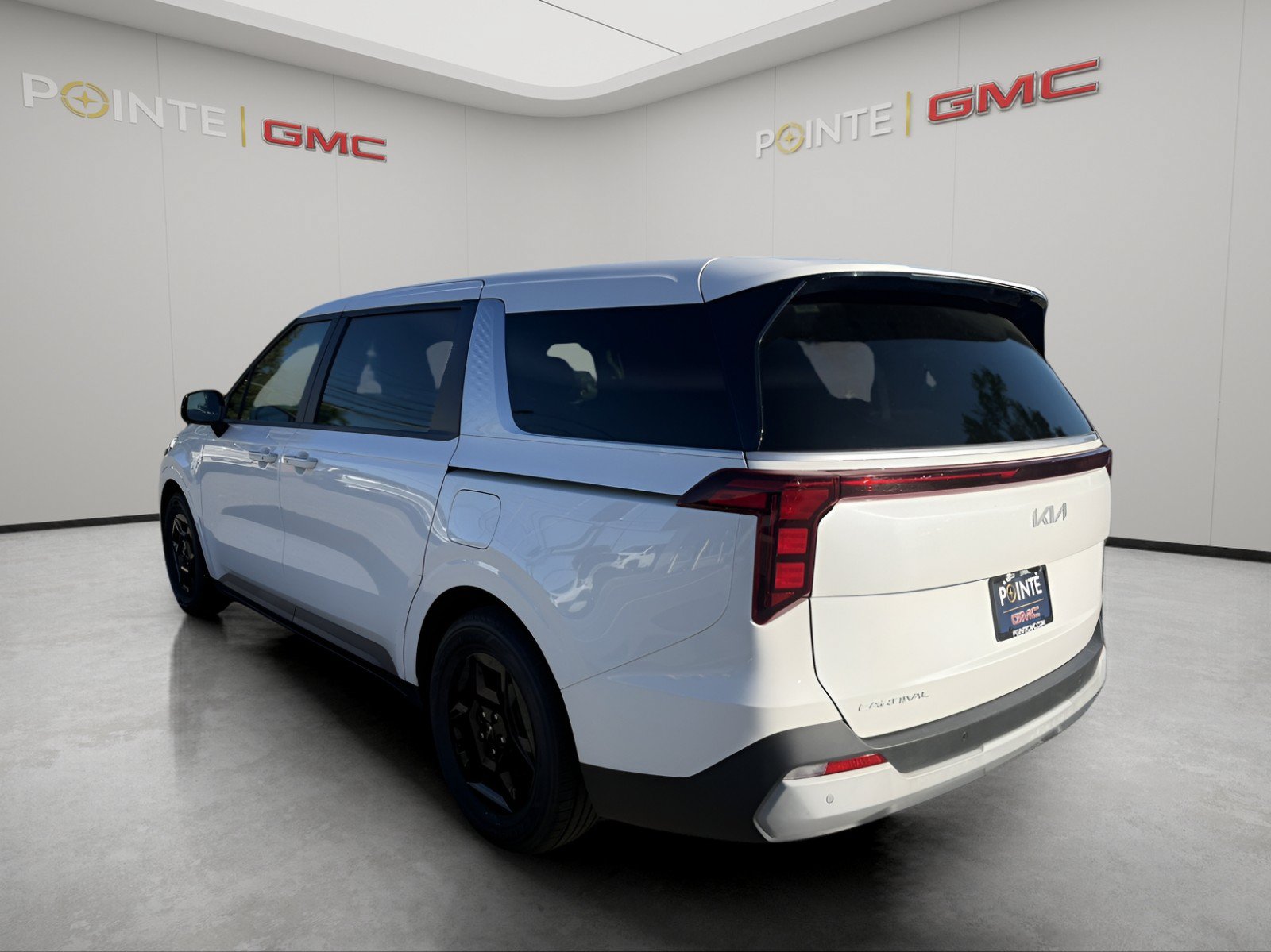 Used 2025 Kia Carnival FWD image 5