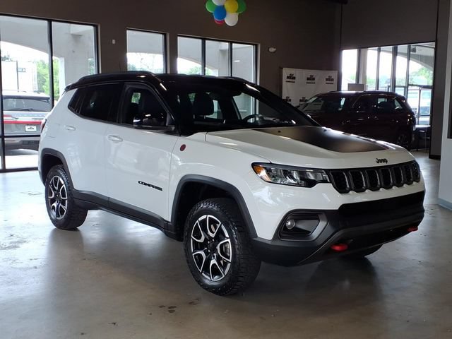 Used 2024 Jeep Compass Trailhawk AWD/4WD image 4
