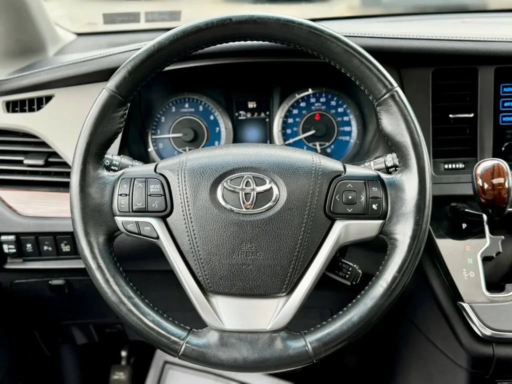 Used 2015 Toyota Sienna Limited Premium FWD image 23