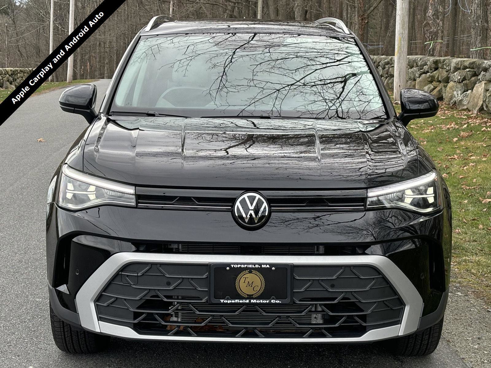 Used 2025 Volkswagen Taos SE w/ Panoramic Sunroof Package image 3