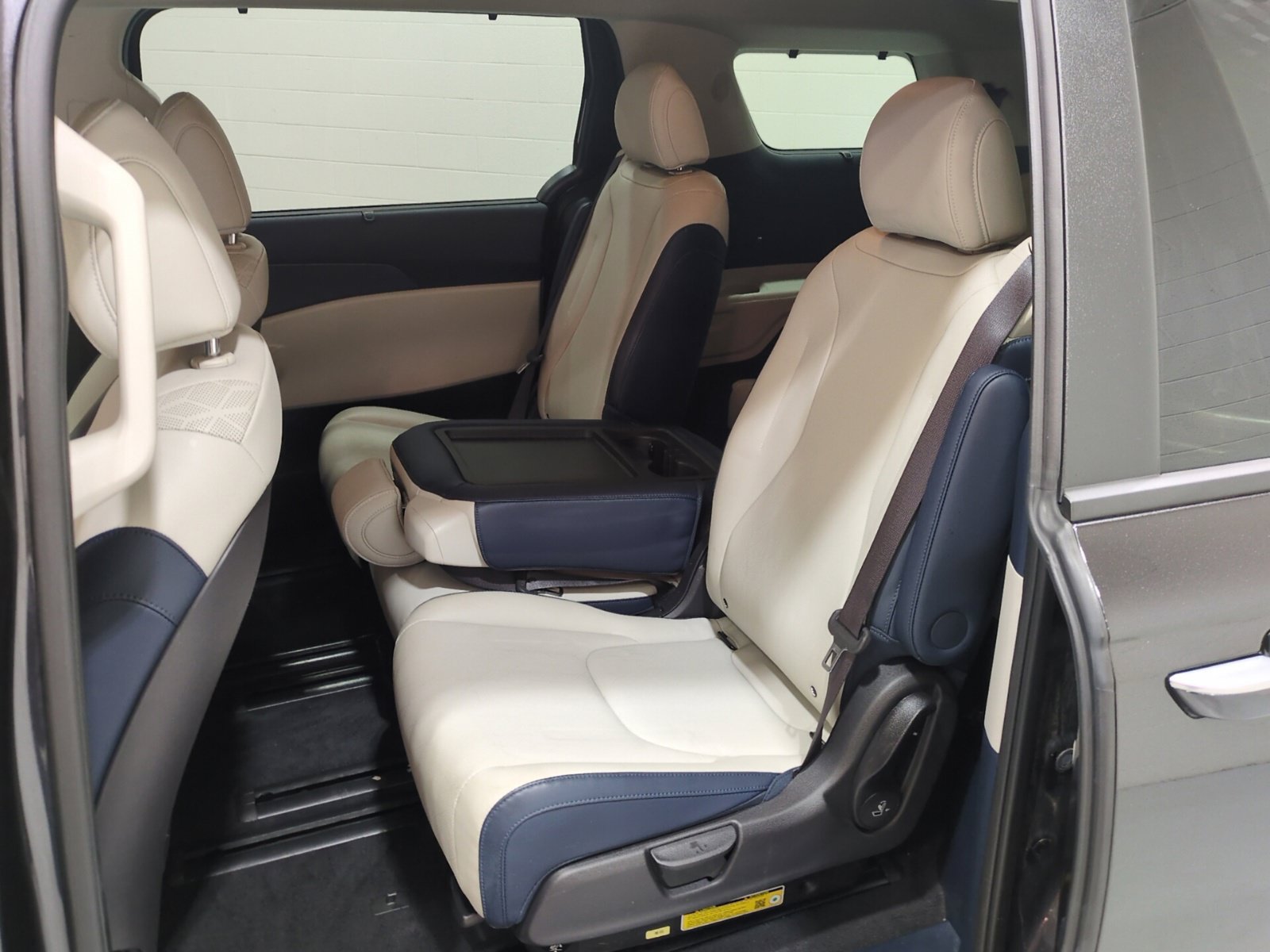 Certified 2025 Kia Carnival EX FWD image 17
