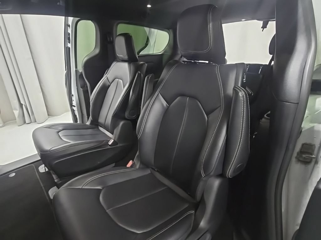 Used 2024 Chrysler Pacifica Limited FWD image 15