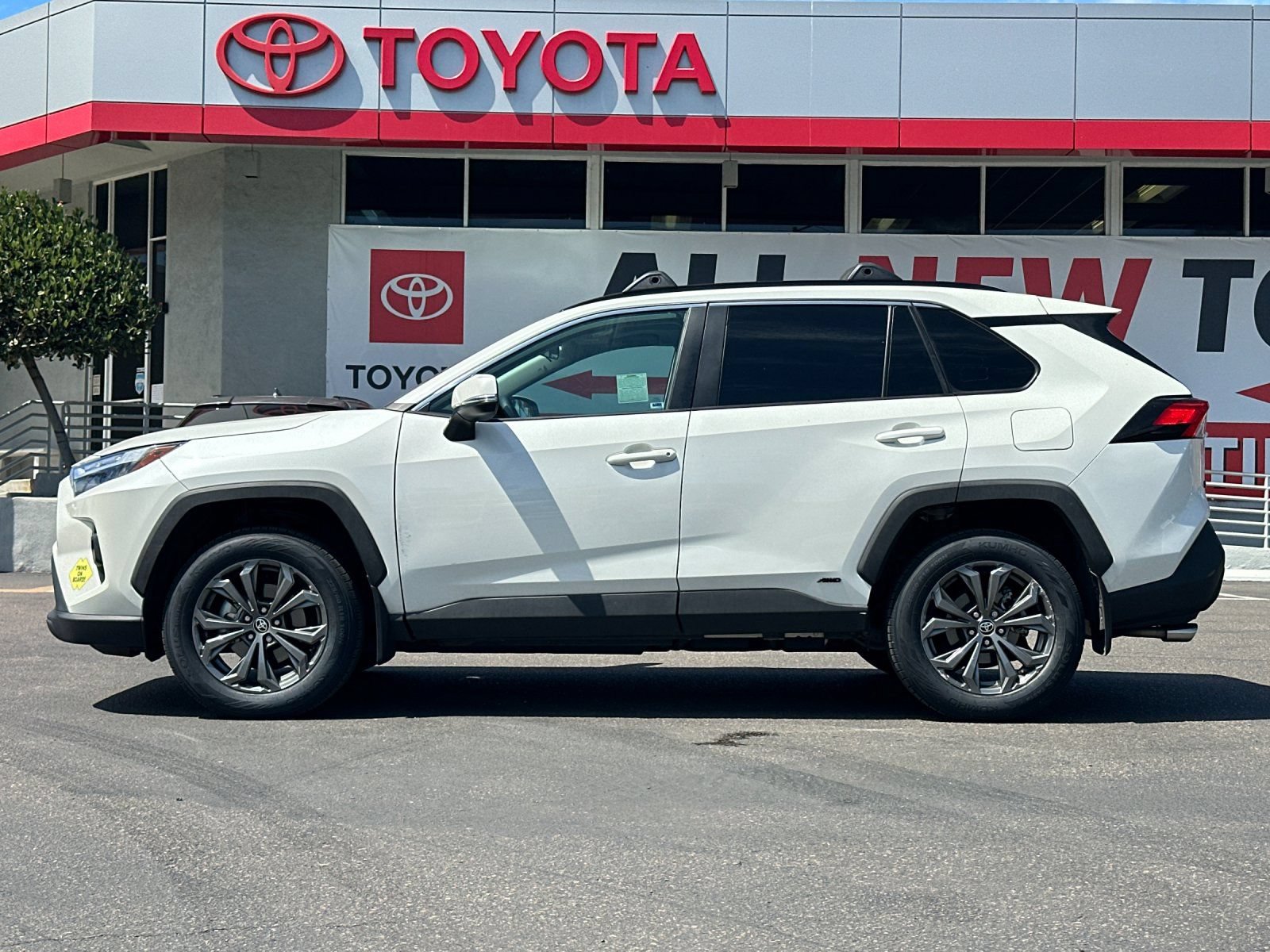 Used 2022 Toyota RAV4 XLE Premium AWD/4WD image 2