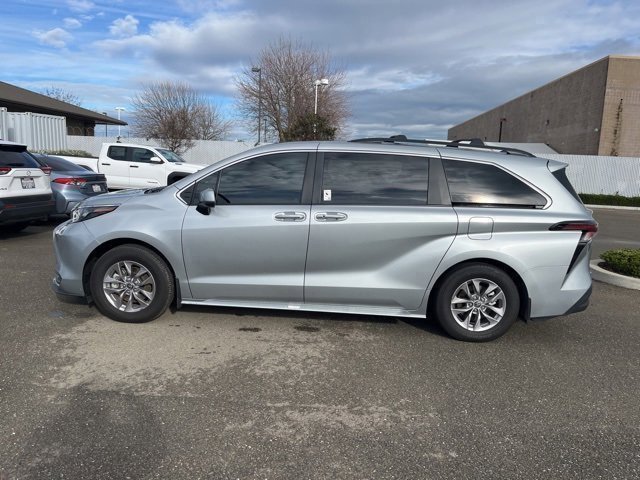 Used 2025 Toyota Sienna XLE image 8