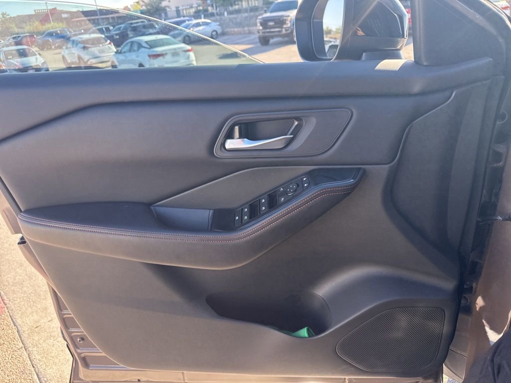 Used 2025 Nissan Rogue SV image 10