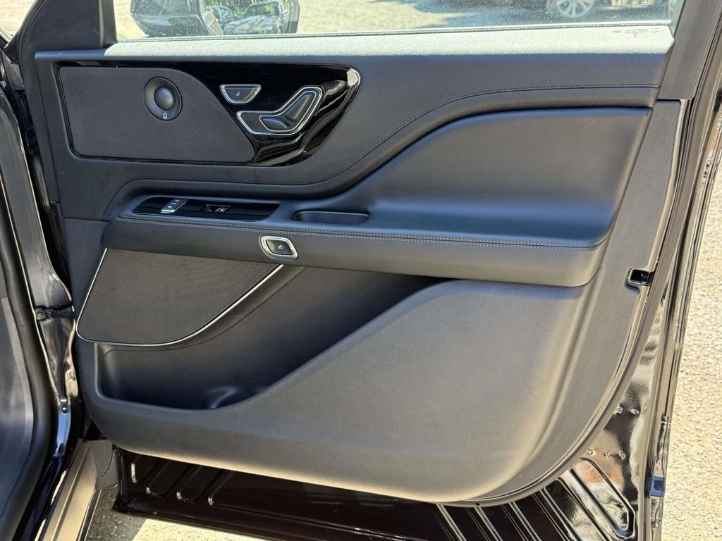 Used 2025 Lincoln Aviator AWD image 7