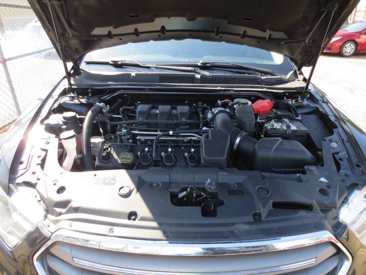 Used 2018 Ford Taurus SE FWD image 4