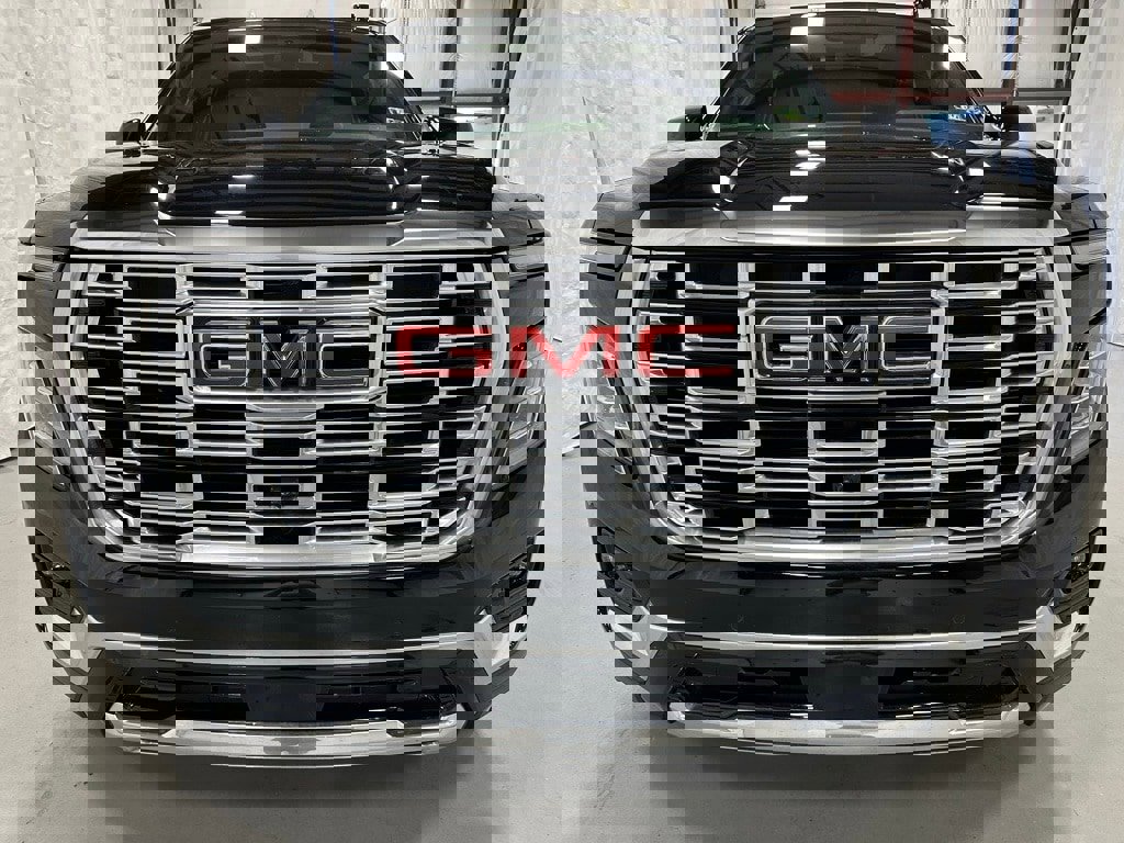 Used 2025 GMC Yukon Denali w/ Sun & Power Step Package image 2