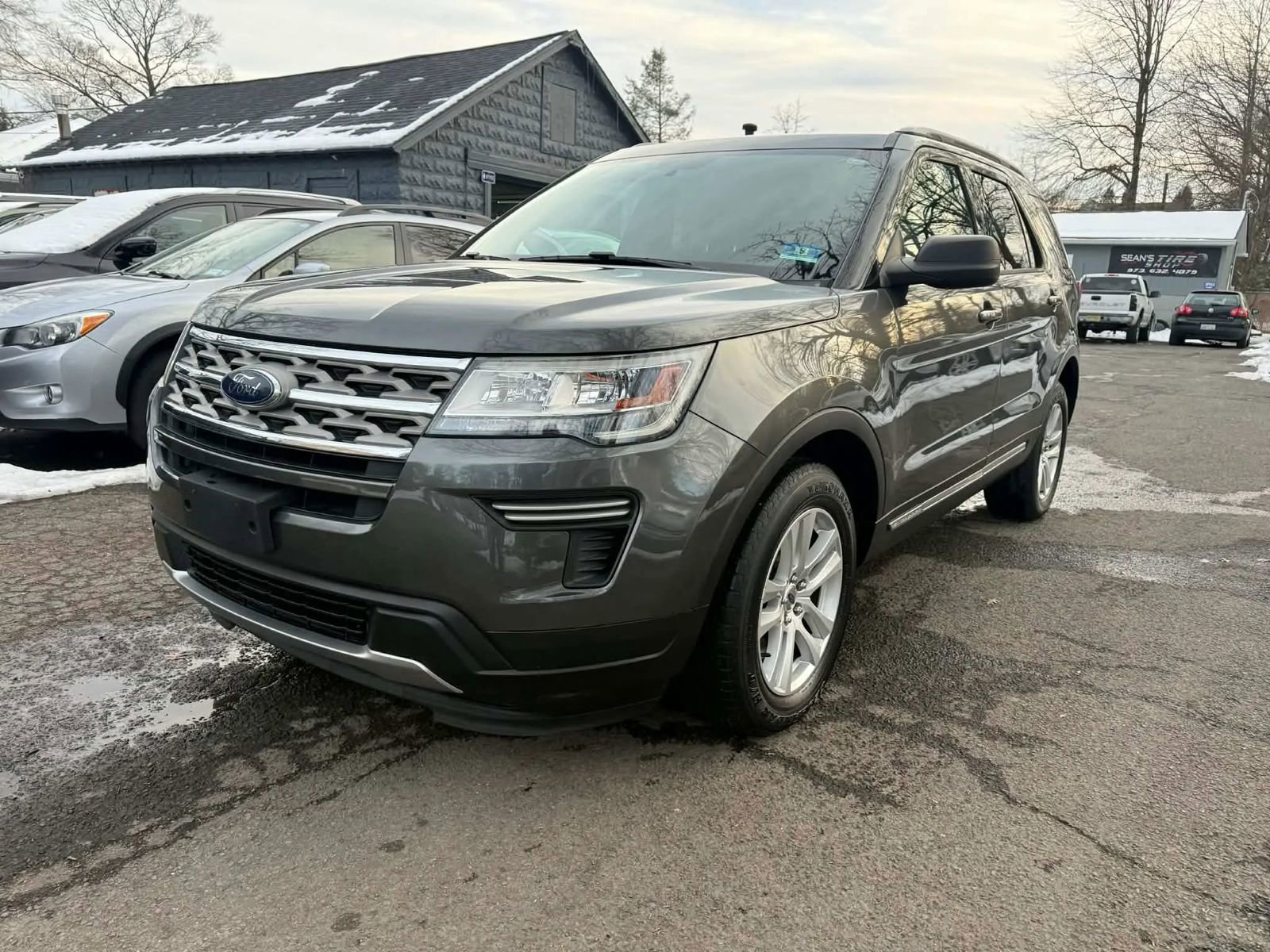 Used 2018 Ford Explorer XLT image 1