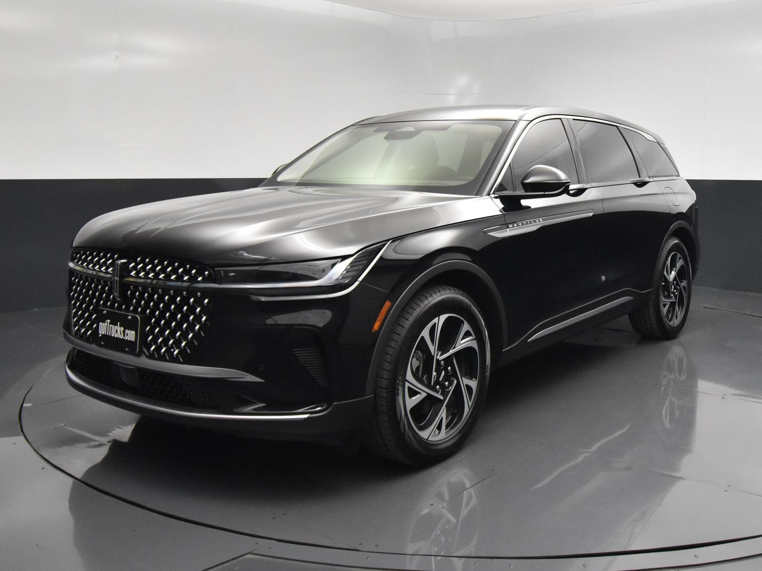 Used 2025 Lincoln Nautilus Premier AWD/4WD image 2