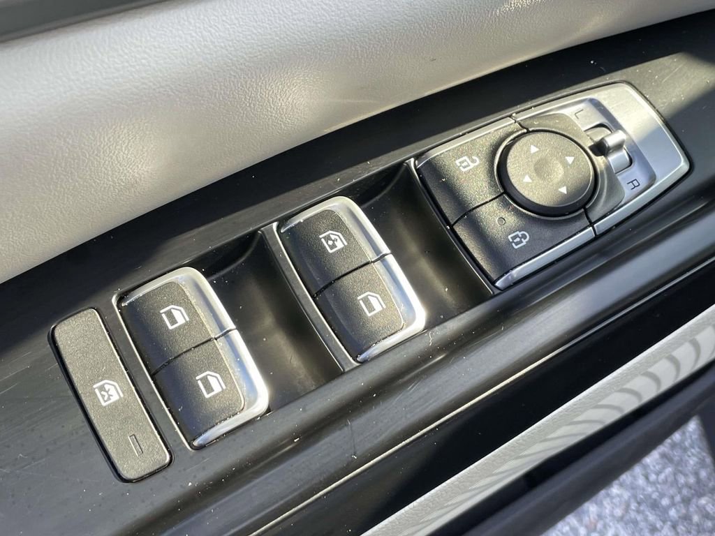 Used 2024 Kia Carnival LX image 17