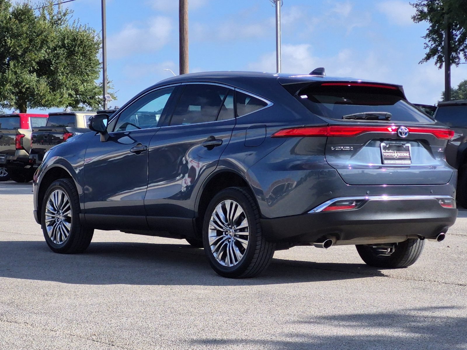 Used 2024 Toyota Venza XLE AWD/4WD image 3