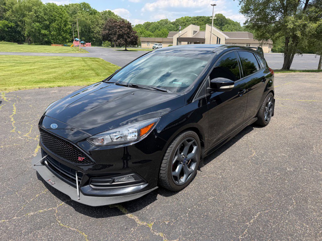 Used 2017 Ford Focus ST FWD image 1