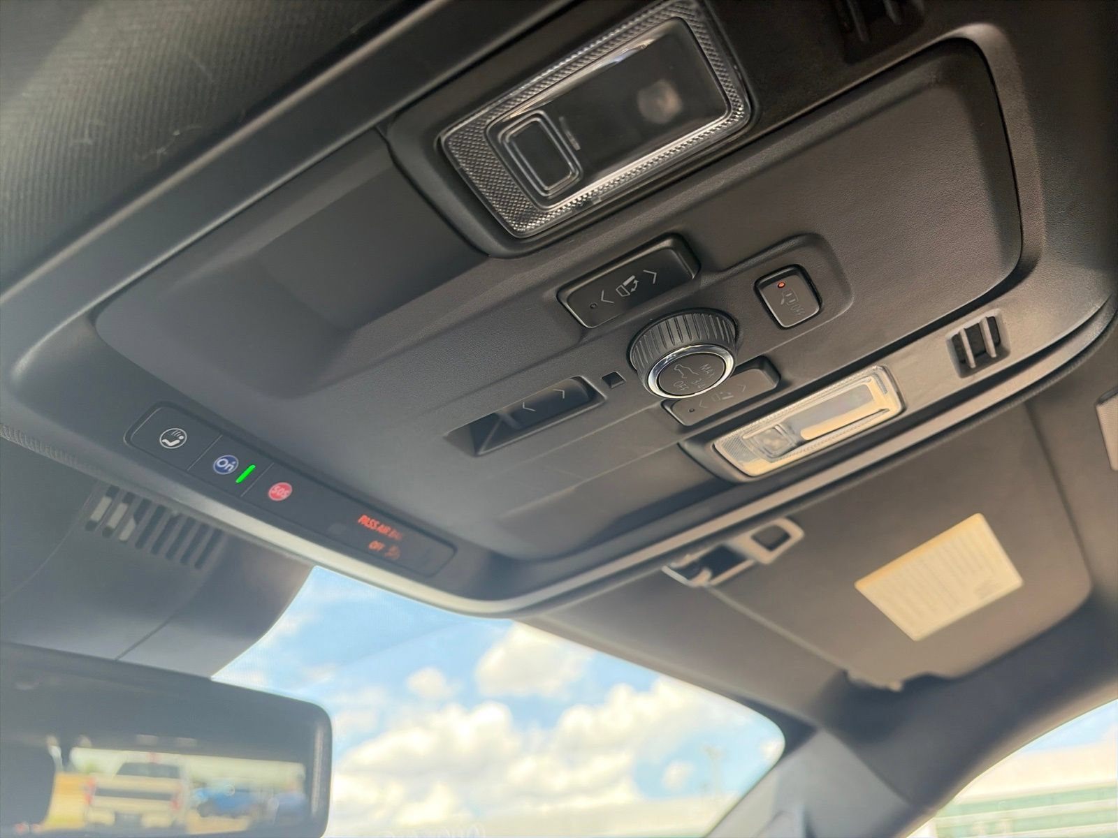 Used 2025 GMC Yukon Denali AWD/4WD image 17