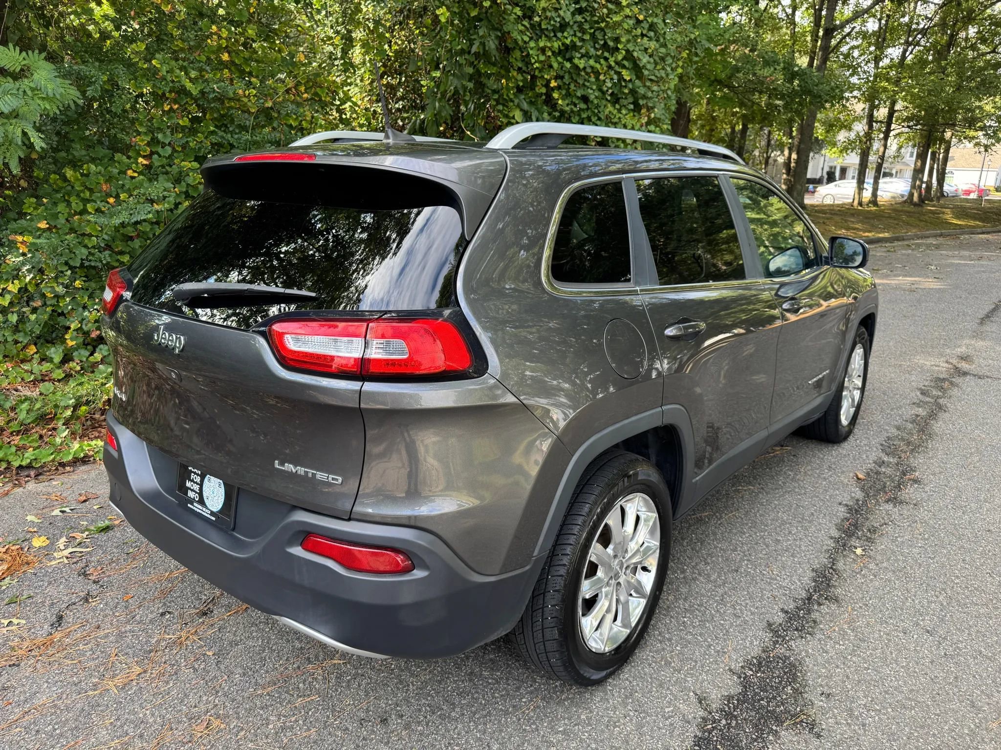 Used 2017 Jeep Cherokee Limited image 3